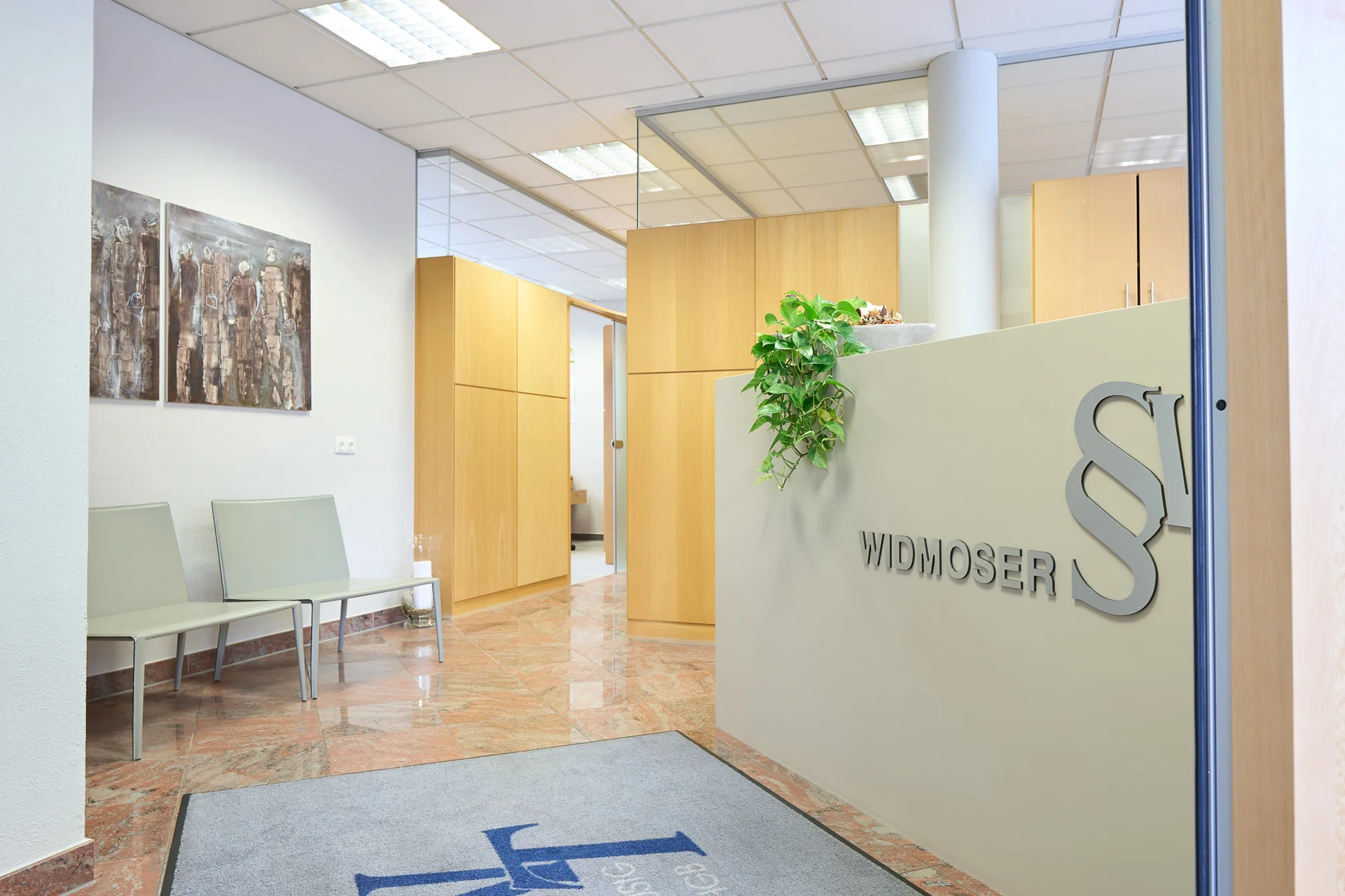 Empfang mit Widmoser Schriftzug in der Kanzlei in Wörgl